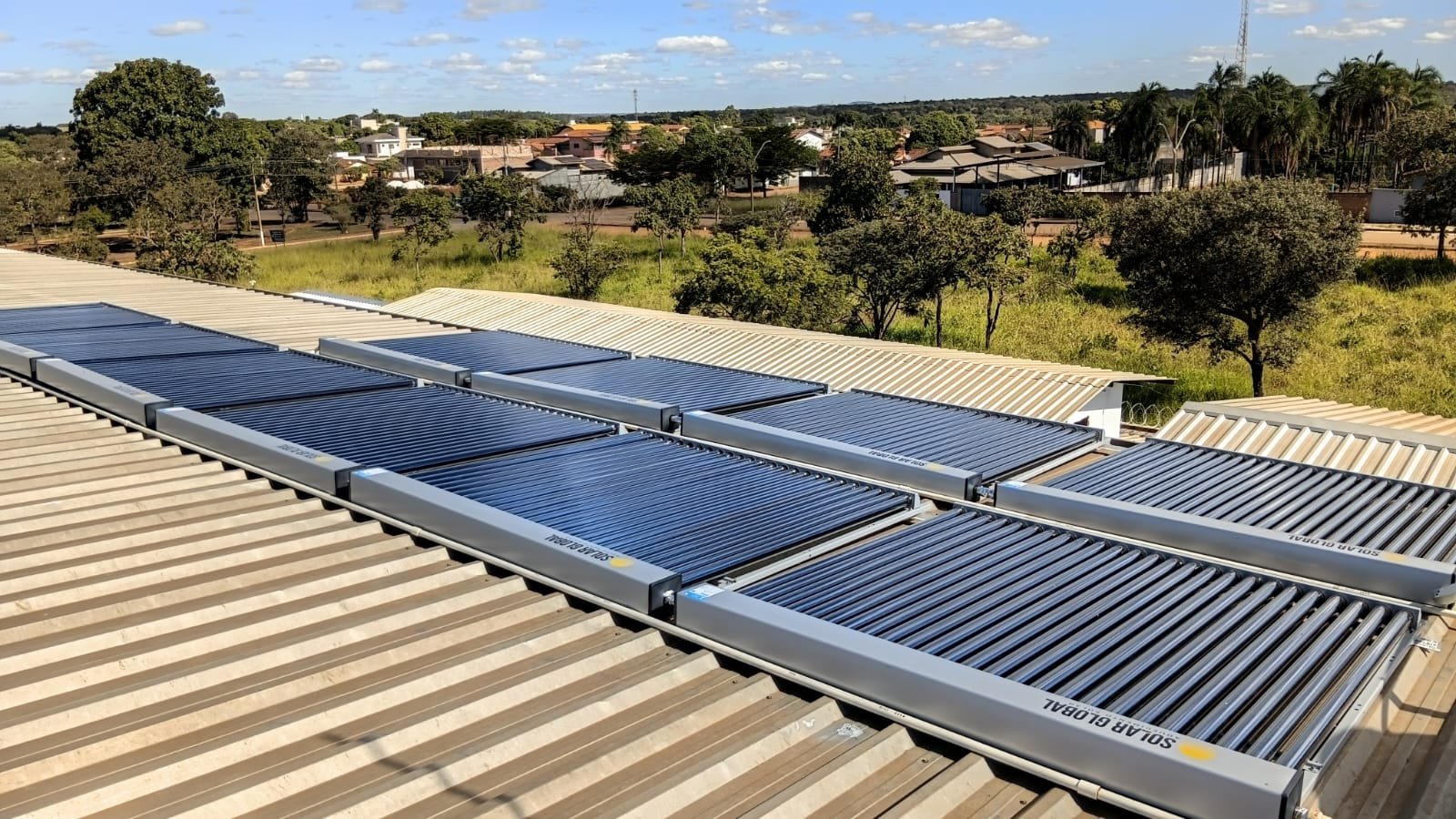Instalação dupla de aquecedor solar