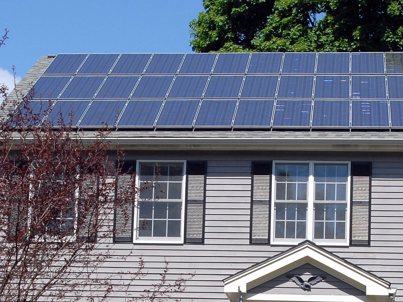 Casa residencial com painéis solares fotovoltaicos no telhado