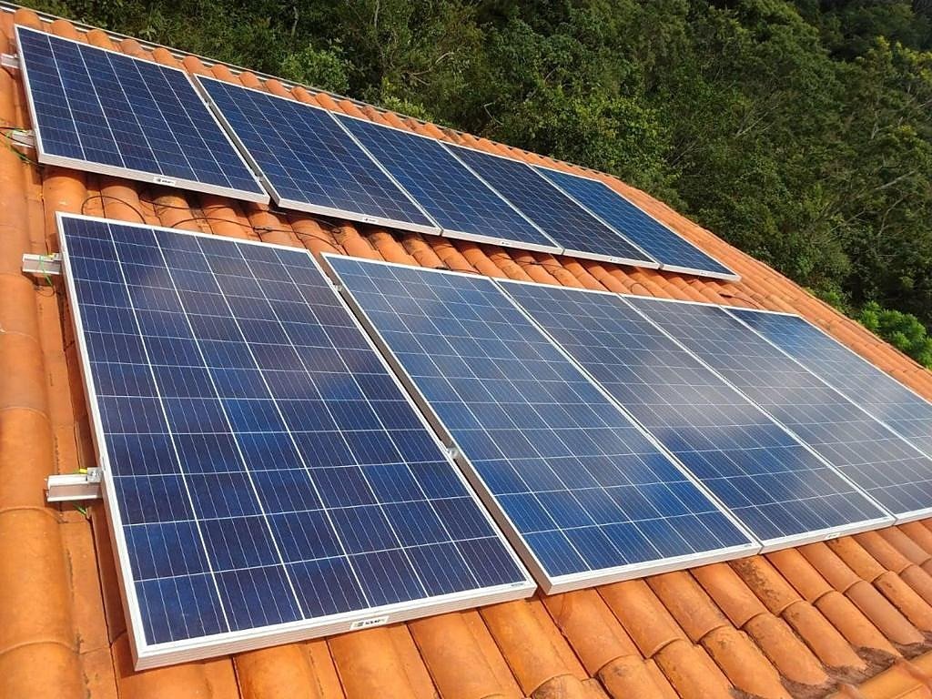 Painéis solares em telhado residencial