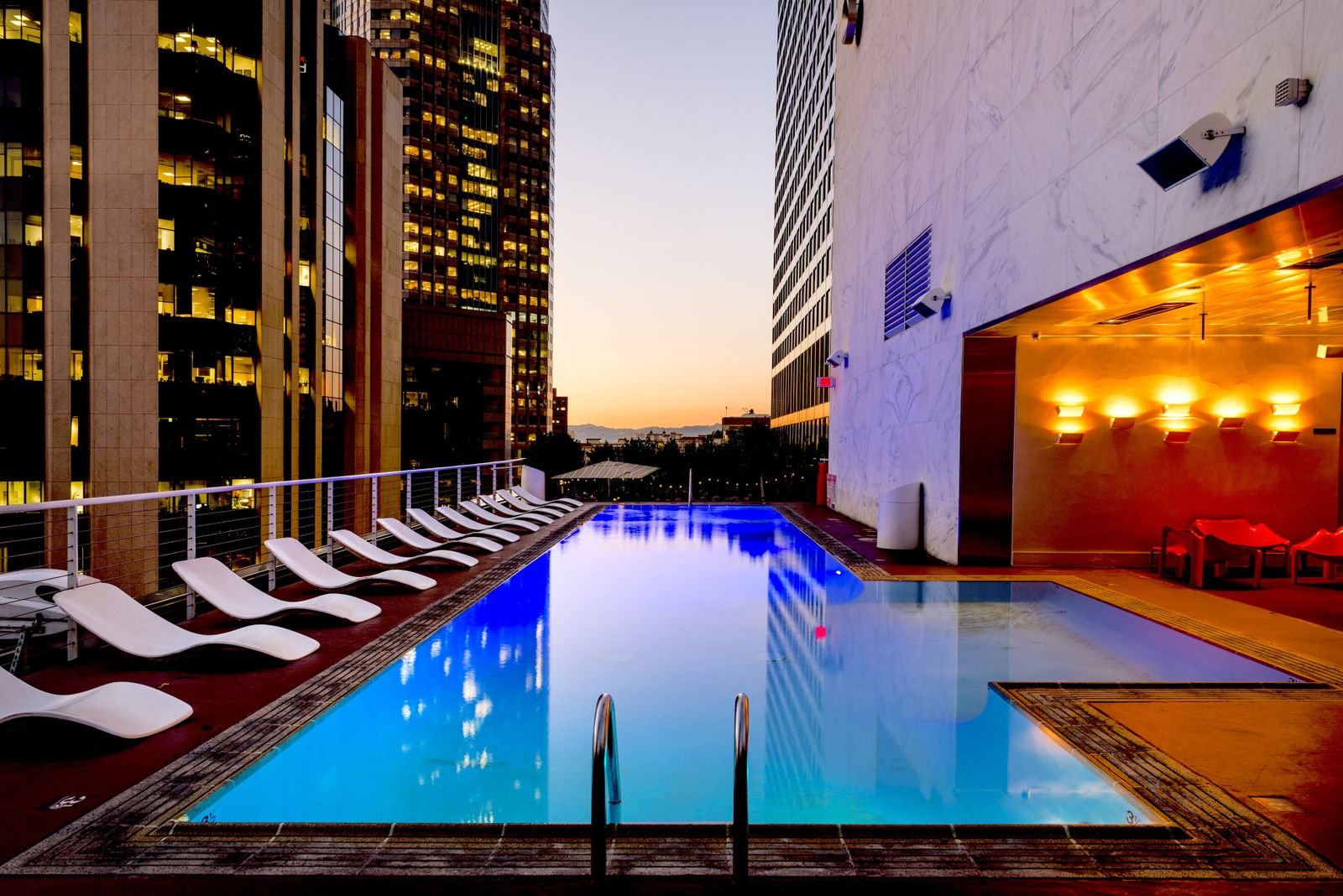 Piscina ao pôr do sol