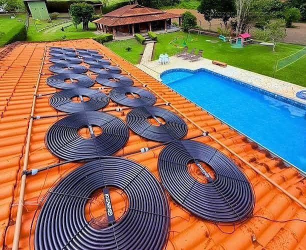 Serpentinas de aquecimento solar de piscina no telhado